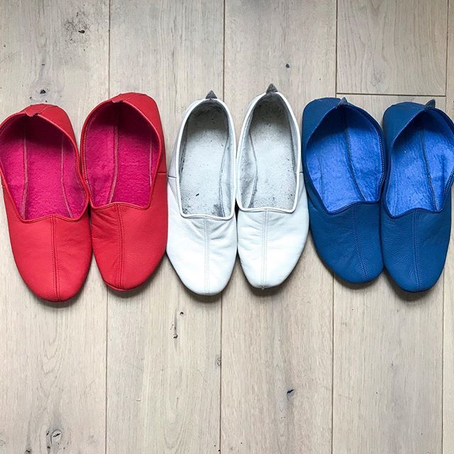 Slippers from this past Sunday. Getting a slow start to the week with this gloomy weather ☔️ in New York, but dreaming of traveling somewhere with these Travel Slippers. Where are you traveling next? 🇫🇷💙 .
.
.
.
.

#greenbeauty #cleanbeauty #multipur… bit.ly/2VxV7nF