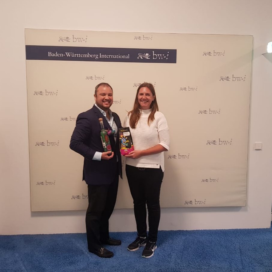 Memo_Zamora's tweet photo. Me reuní con Inés Banhardt directora regional de asuntos internacionales de Baden Württemberg, Alemania. Con quien el @GobOax trabajará una agenda de cooperación educativa, cultural y de negocios | @alejandromurat @Pedro_Matar @CGEFRI_GobOax https://t.co/jnVNs7pb2o