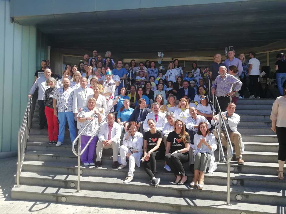 ReginaSalteras's tweet photo. En el @HospitalUVRocio, organizado por @FundATRESMEDIA y con @evagonzalezf, hemos celebrado el #DiaNiñoHospitalizado junto a profesionales sanitarios, profesores, entidades, familiares y los pequeños pacientes que luchan todos los días contra la enfermedad.   #Besosencadenados.😘 https://t.co/6jWpx5xgOH