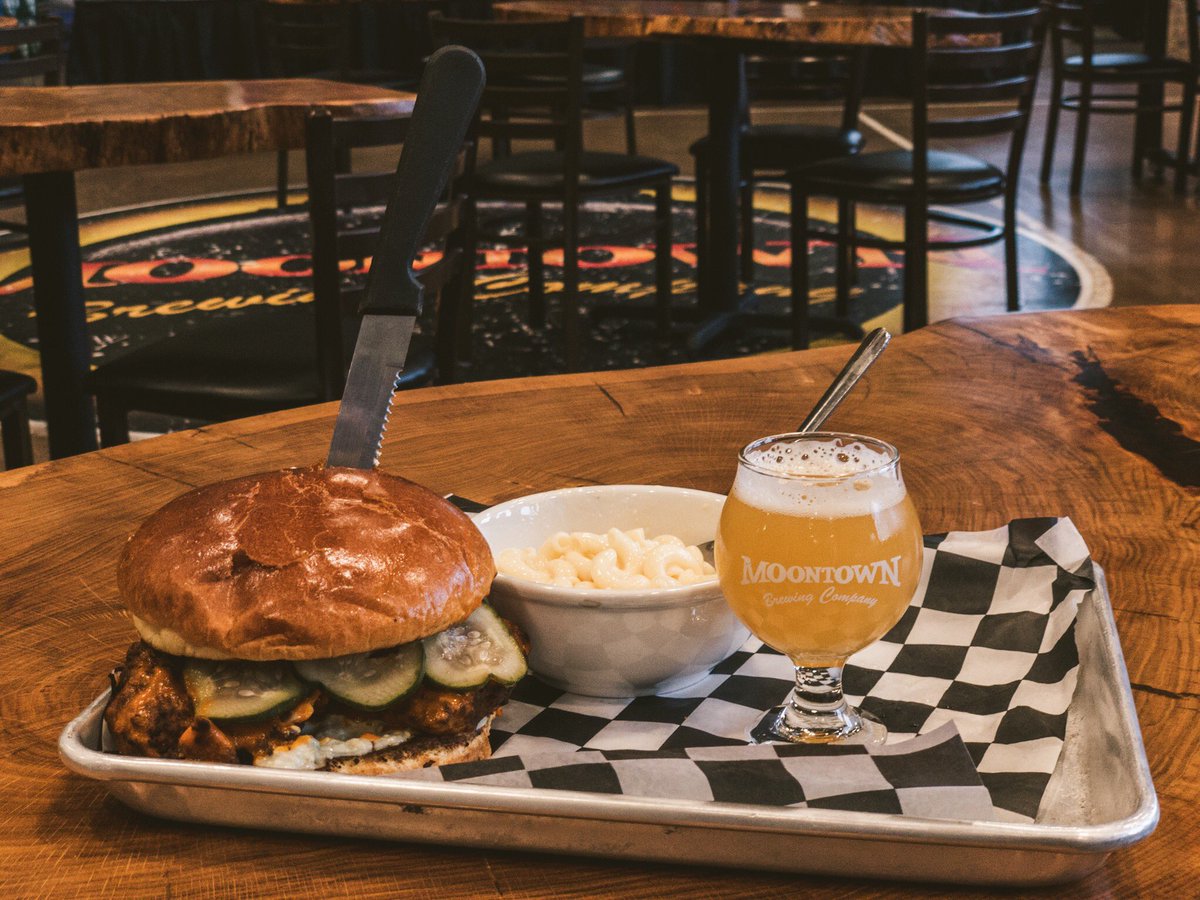 moontownbeer's tweet photo. We are closed Mondays so our whole crew can get a little R&amp;R, but that doesn’t mean we can’t dream about Nashville hot chicken and our flagship #NEIPA, Cecil. #whitestownproud #hotchicken #craftbeer #indy #keepitdank https://t.co/wKIk159YM6