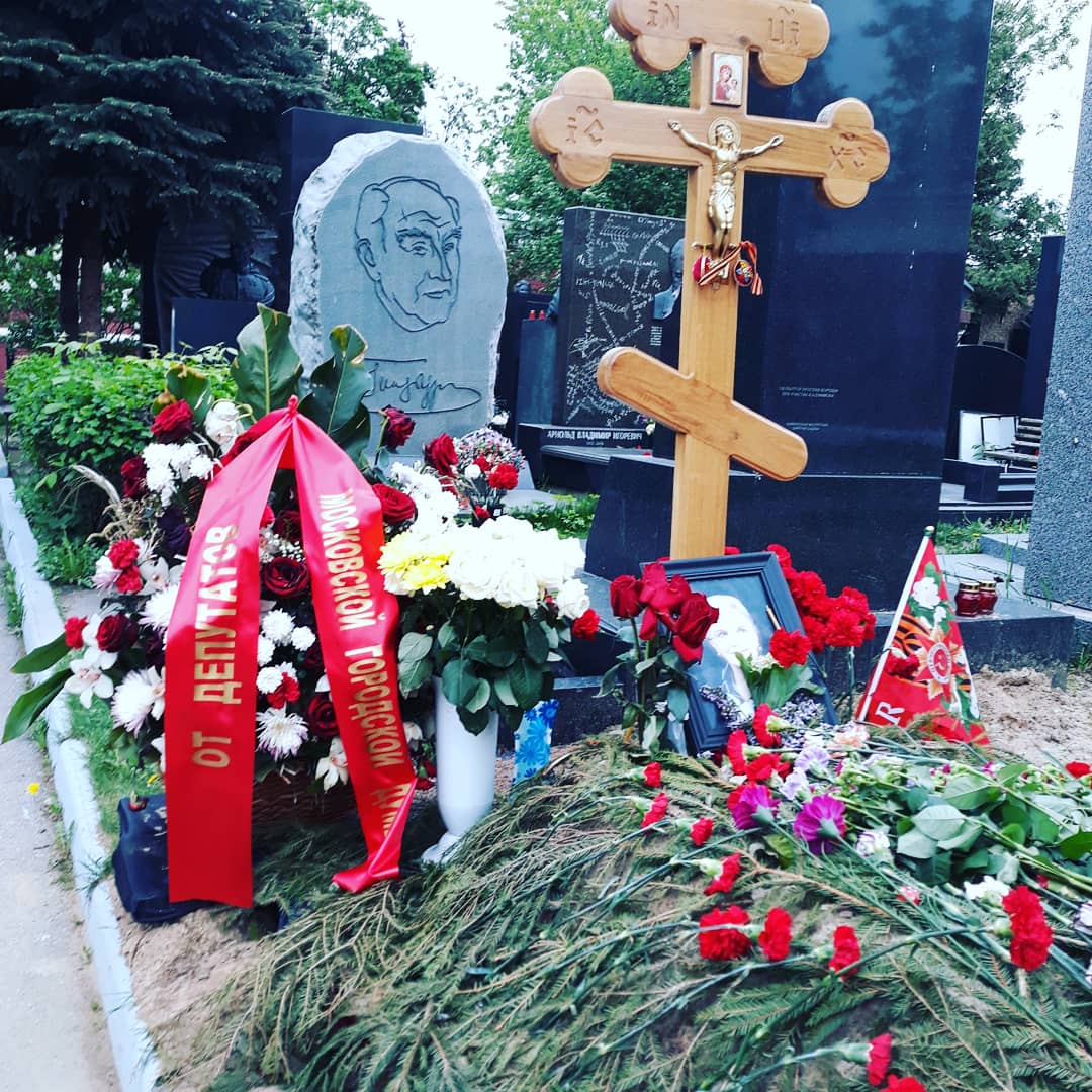 Памятник на могиле Олега Табакова