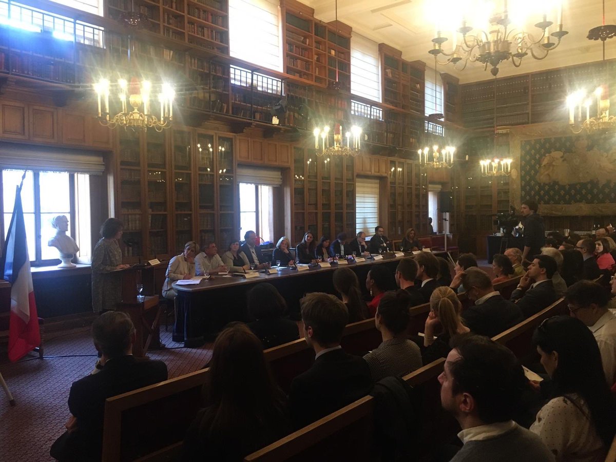 Avocats_Paris's tweet photo. Coup d’envoi du débat « quels droits pour l’Europe de demain ? » au Palais de Justice en présence des candidats aux #ÉlectionsEuropéennes2019 et de nombreux #avocats @batonnierparis @BasileAder https://t.co/8nyutfGIvx