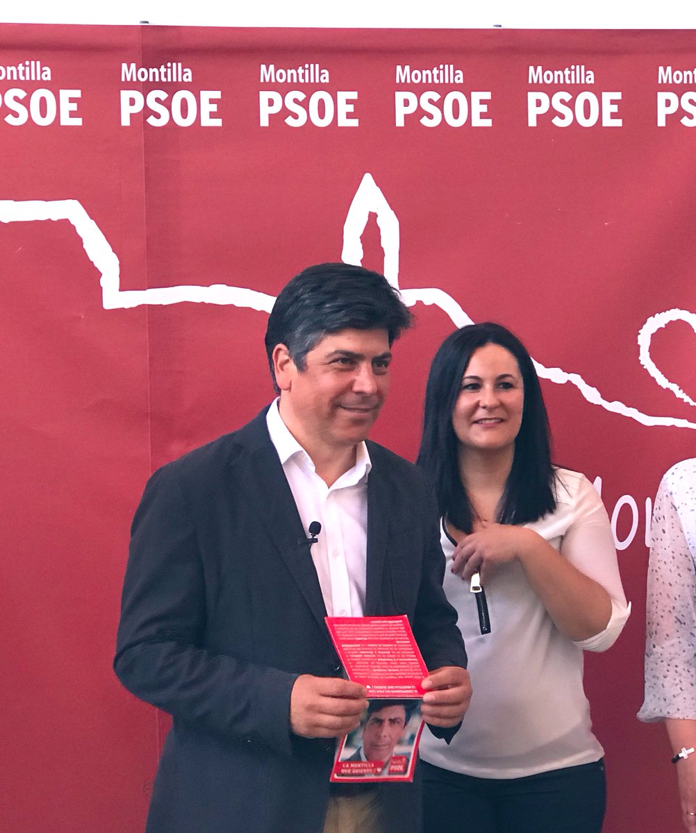 PSOEMontilla's tweet photo. En la previa al Encuentro Ciudadano con Asociaciones y Colectivos de Personas Mayores, @RafaLlamasSalas presenta a los medios el documento de consulta ciudadano que recoge las principales 50 medidas para seguir construyendo #LaMontillaQueQuieres/♥️ https://t.co/KMDpC6ReLZ