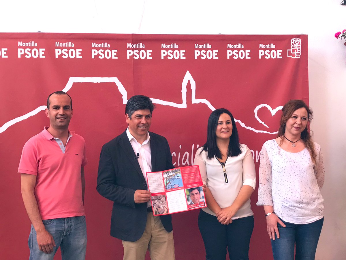 PSOEMontilla's tweet photo. En la previa al Encuentro Ciudadano con Asociaciones y Colectivos de Personas Mayores, @RafaLlamasSalas presenta a los medios el documento de consulta ciudadano que recoge las principales 50 medidas para seguir construyendo #LaMontillaQueQuieres/♥️ https://t.co/KMDpC6ReLZ