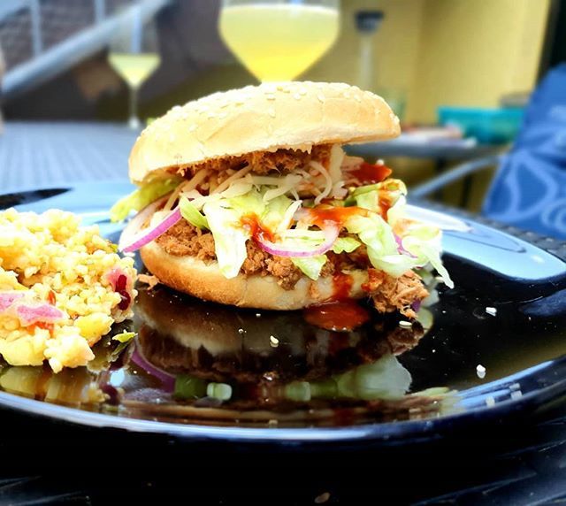 SebBlatt's tweet photo. (Werbung) 
Was geht bei euch so?
Selbstgemachter Pulled Pork Burger mit Bulgur Salat, eigener BBQ Sauce und selbst angesetzten Gin Tonic... wie geil ist das denn... 😀😀😀 #werbung  #thermomix #thermomixrezepte #thermomixdeutschland #tm6 #homemade #selb… https://t.co/NWAkXRdApn https://t.co/jFX2Se2Y4d