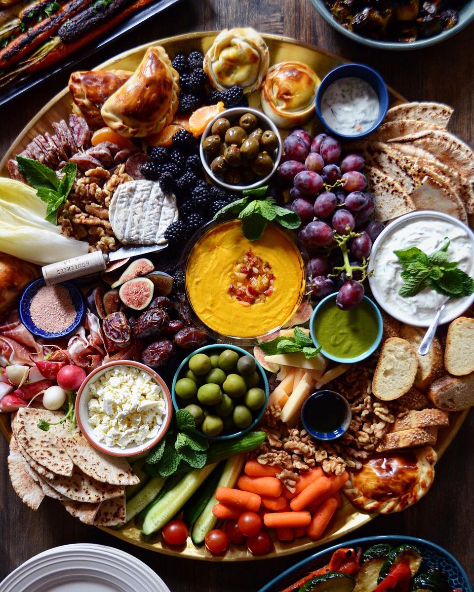 lantanafoods's tweet photo. It's #NationalHummusDay and we're celebrating with tubs of hummus, while swooning over some fan favorite snack boards! 😍 #humMMMmus See more of our favorites here: https://t.co/P9VvL4N71E
.
📸 IG: alwaysalejandra https://t.co/W66kGys8an