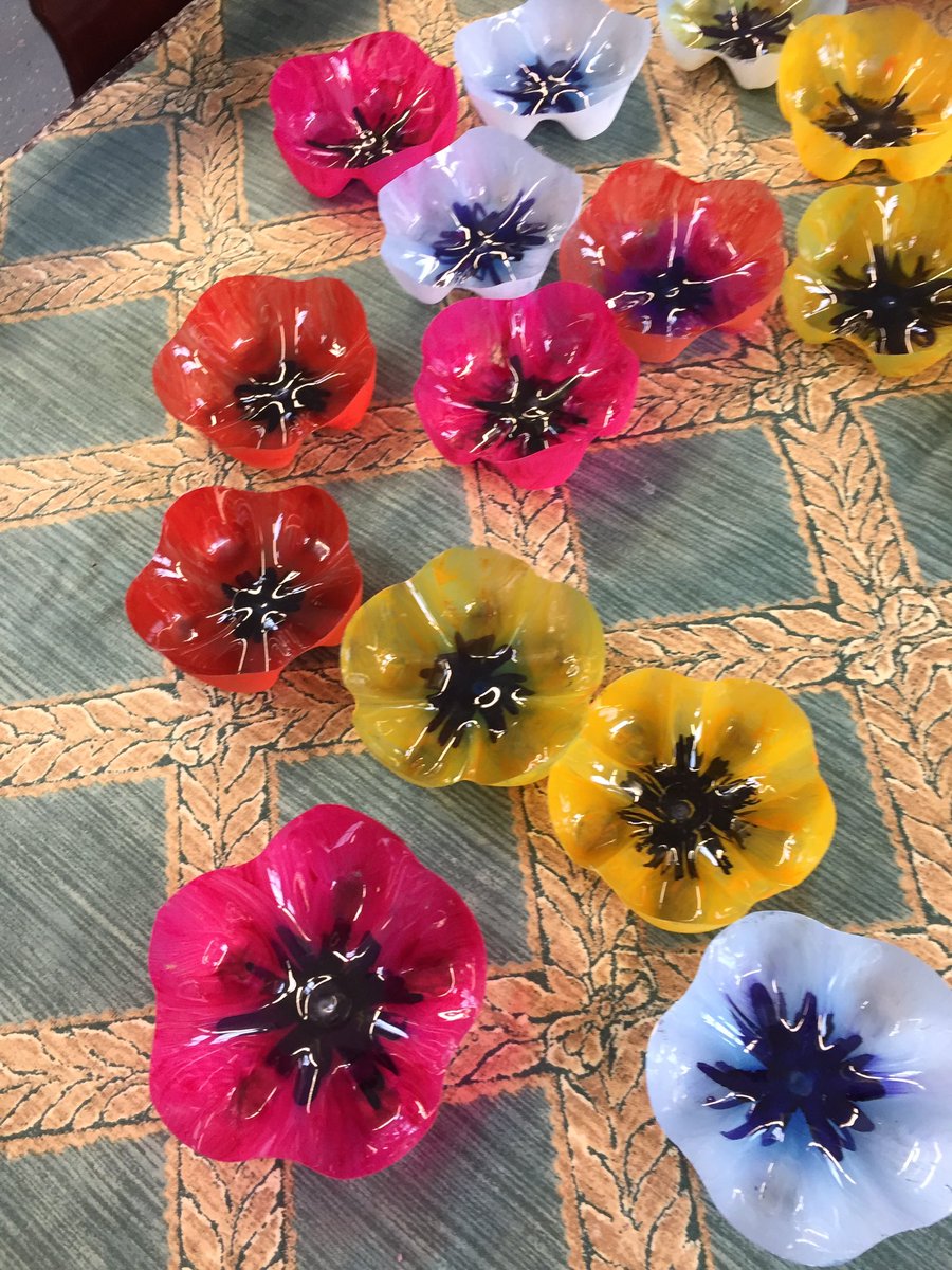 Aspiring2CIC's tweet photo. What a session to kick off #mentalhealthawarenessweek2019 we #laughed we #chatted we #crafted we ate #cake and drank #tea. Most of all we listened & made new friends. We also did our bit to #combat #isolation #DoncasterIsGreat @EHilltopCentre2 https://t.co/SN54CJAOb3