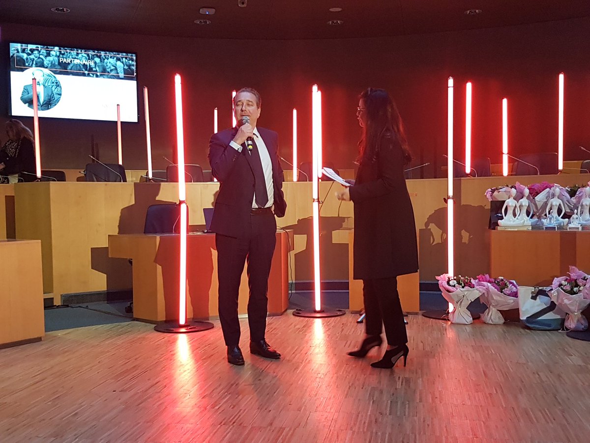 Le prix Femme Chef d’Entreprise Prometteuse est remis par notre partenaire Serge Nicolas, Directeur du Campus @IDRAC_Paris #FEMECO19