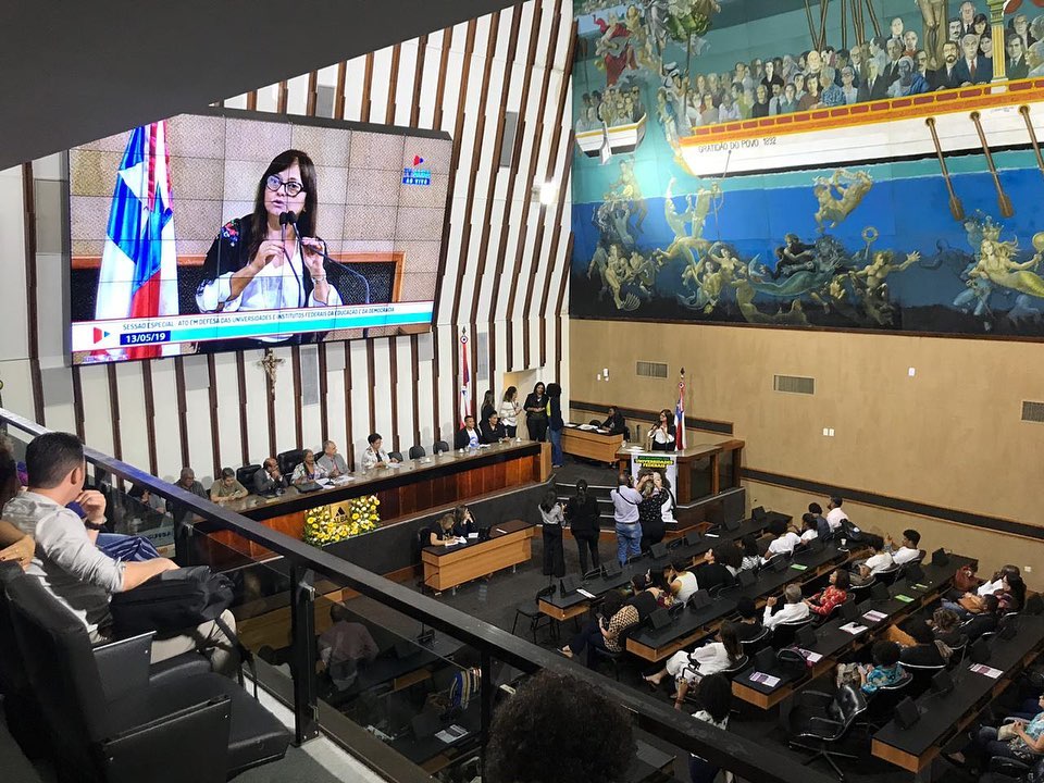 Alice_Portugal's tweet photo. A nossa mobilização será permanente!
Ato em defesa das Universidades, na Assembleia Legislativa da Bahia. Uma iniciativa importante do mandato da Deputada Estadual @OliviaSantana65
#naoaocortedeverbas
#aliceportugalavozdabahia https://t.co/rOyq6Ke7Zg