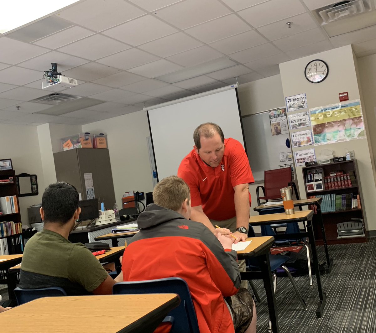 _CoachIrvin's tweet image. Titan Geometry students learning more about circles during advisory!  #TitanTags #TitansLearn @Cen10titans