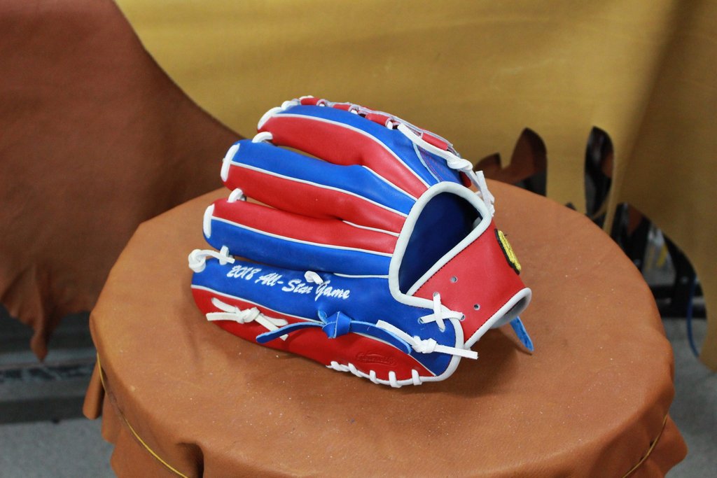 theGloveworks's tweet photo. π΄βͺπ΅
#Gloveworks #FreshLeather #Custom https://t.co/dHUbaRg6E2