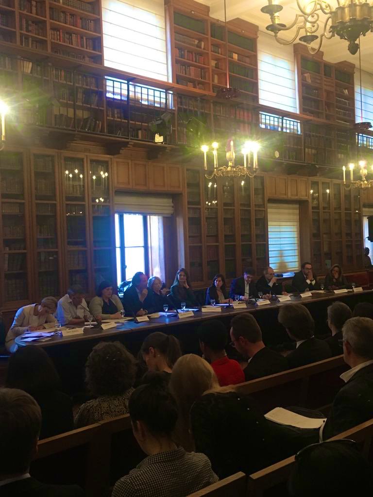 Avocats_Paris's tweet photo. Salle comble pour échanger avec les candidats aux #ElectionsEuropeennes2019. 
Place aux échanges sur le droit et l'économie. https://t.co/Pe0JoSXBz1