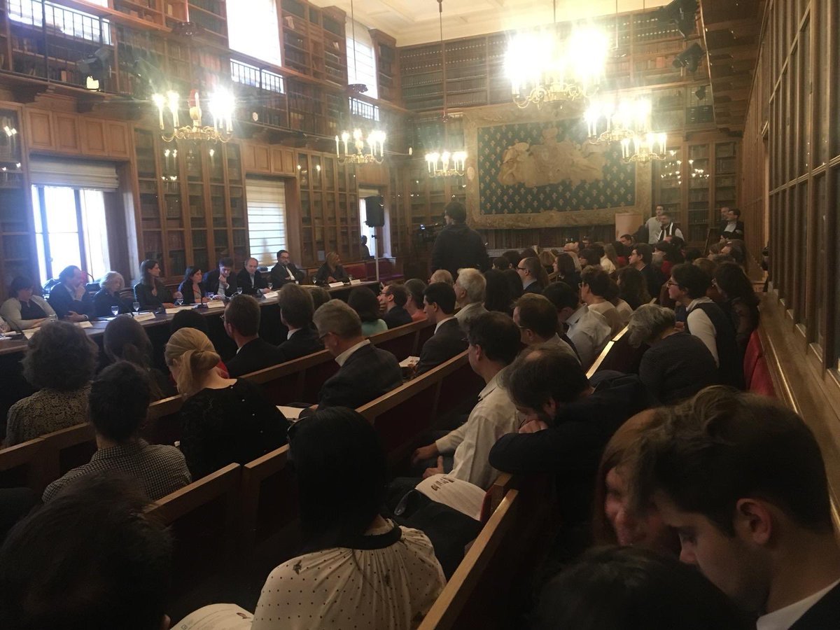 Avocats_Paris's tweet photo. Salle comble pour échanger avec les candidats aux #ElectionsEuropeennes2019. 
Place aux échanges sur le droit et l'économie. https://t.co/Pe0JoSXBz1