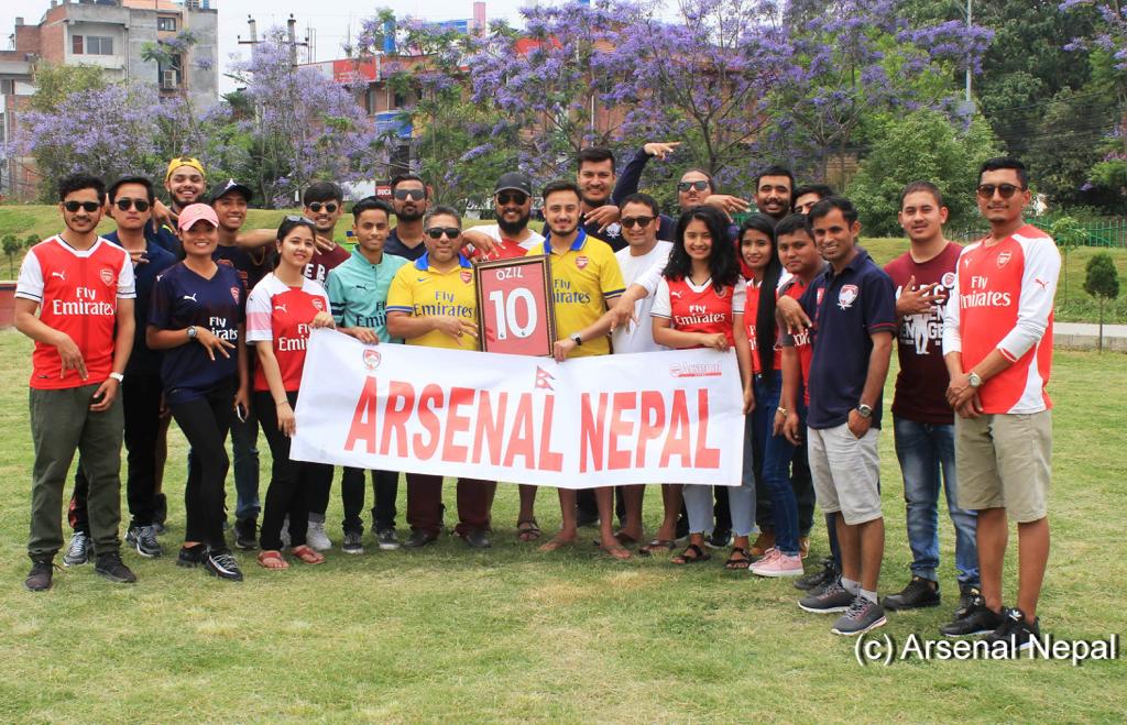 Look at what happened after I sent my signed jersey to the <a href="/Arsenal/">Arsenal</a> fanclub in #Nepal: One of theirs took it all the way up to the Mount Everest Base Camp at 5,364 metres 🥶🇳🇵❤👏🏼 #M1Ö #YaGunnersYa #GunnersWorldwide #WeAreTheArsenal #M10family