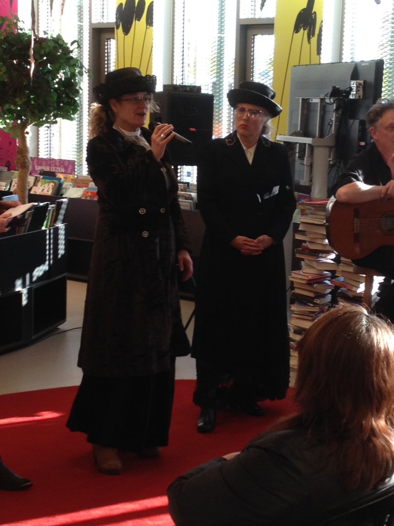 dhopma's tweet photo. #gabrielleglasbeek #voorwaarts #mariekeklooster #berthadders spelen drie liedjes uit hun programma #voorwaarts over vrouwenkiesrecht 1919 @BibliothekenMG @BiblionetGn https://t.co/dQm58ECw5C