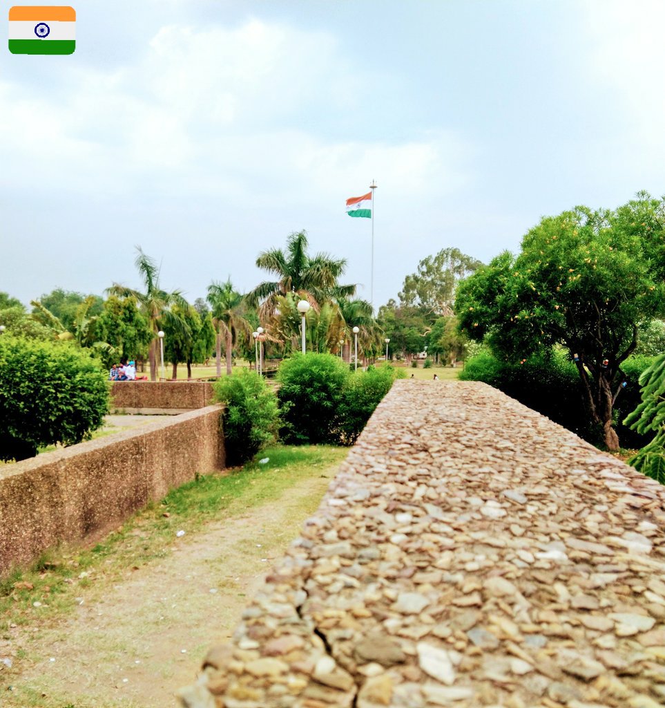 listenhimanshu's tweet photo. भारत हमको जान सेप्यारा है
सबसे न्यारा गुलिस्ताँ हमारा है🇮🇳
#jammuniversity https://t.co/x0QfsdAhG0