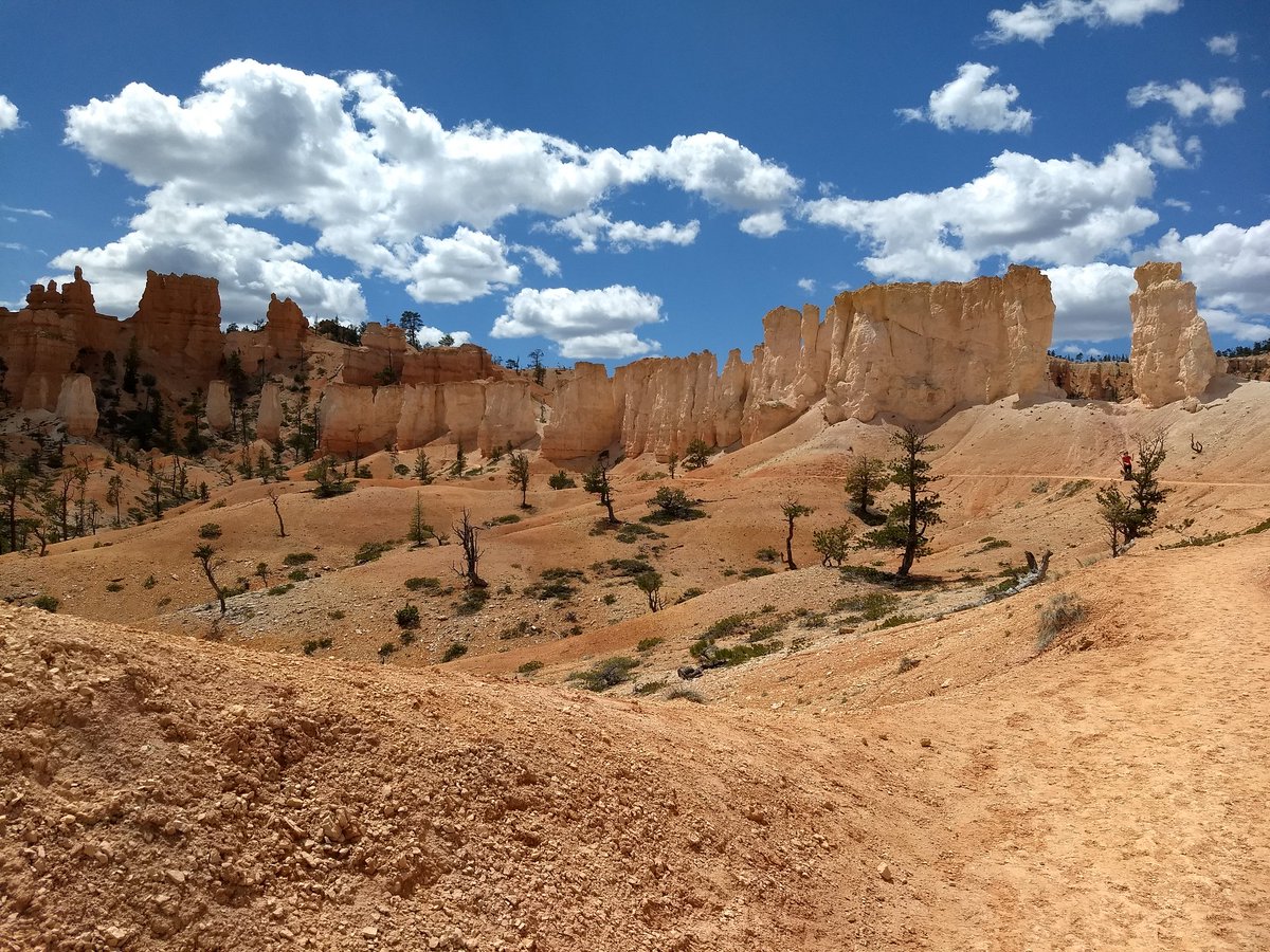 lowattinc's tweet photo. Hiked the Fairyland Loop Trail yesterday in Bryce Canyon NP.  This is a section known as the Chinese Wall. https://t.co/yEWpqSKpN4