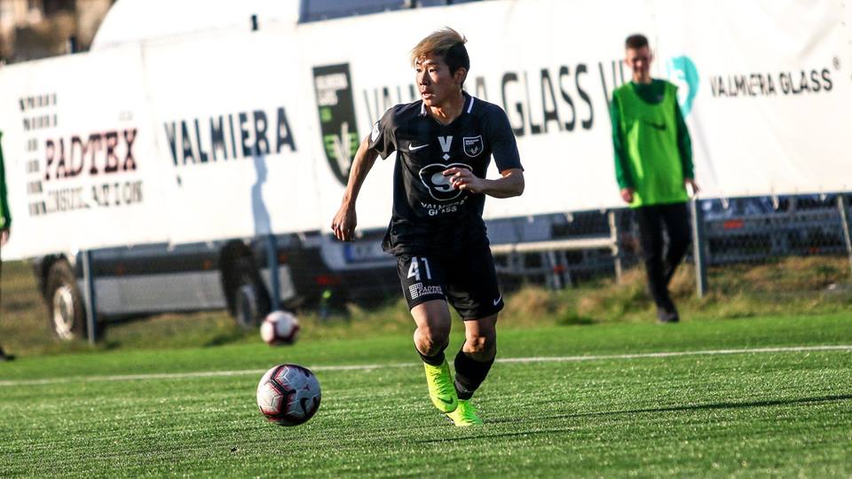 FutbolaVirsliga's tweet photo. Shunsuke Nakamuras sitiens vārtu devītniekā nodrošina @vgvia_futbols uzvaru pār @RigaFC_Official - 1-0! Valmiera Glass ViA pakāpjas uz trešo vietu Optibet Virslīgas kopvērtējumā.
👉 statisktika: https://t.co/MRPw27Y69T
#optibetvirsliga #virsliga2019 #futbols #VALvsRIG https://t.co/brYC53Eehy