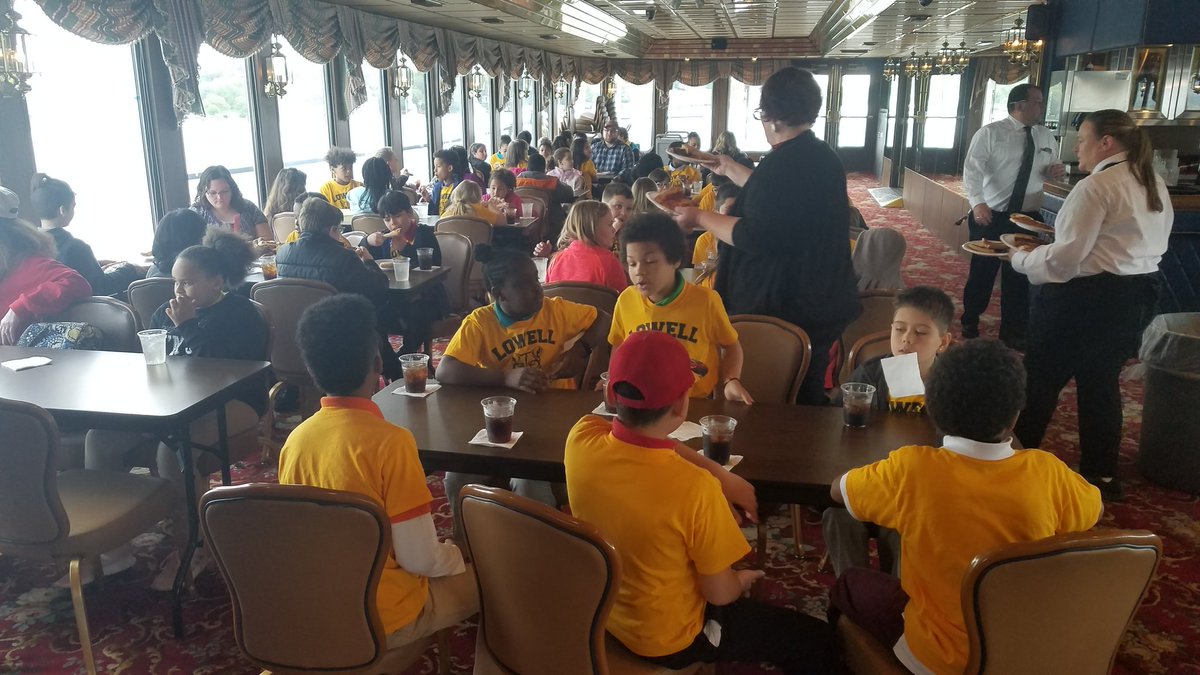 lindamanj's tweet photo. How lucky are these 4th graders!? Thanks to McElroy Trust and LifeLabs, students are boating up and down the Mississippi on the Celebration Belle! (Becker, Cunningham, Lowell and Orange here this time) @WaterlooSchools https://t.co/D83wVdUkon