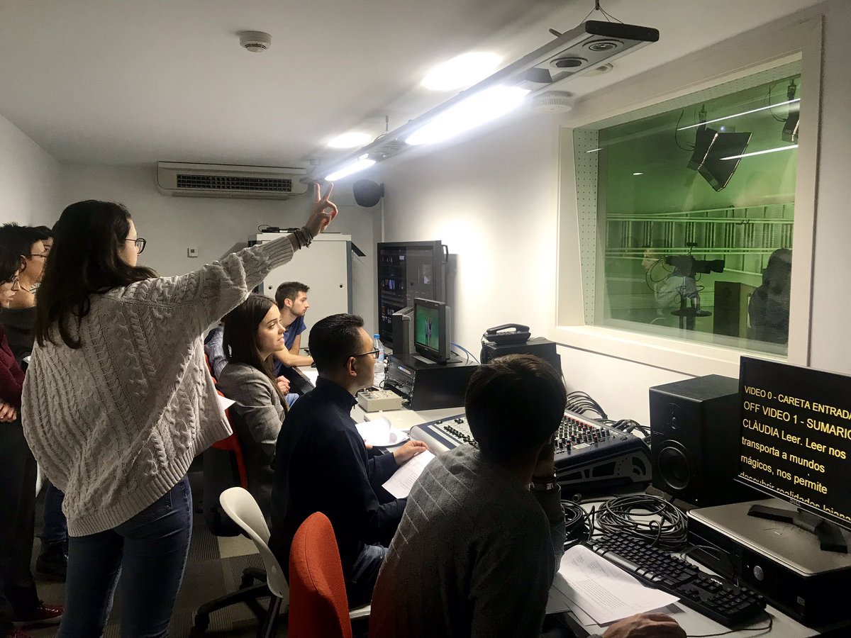MAReporterisme's tweet photo. Making of d’un programa de continguts culturals al plató virtual #TV #reporterisme #periodismo #journalism https://t.co/nJDzEnhn53