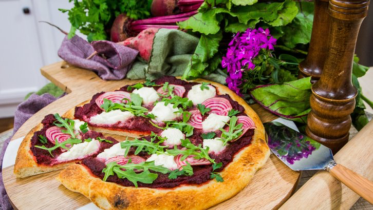 HomeandFamilyTV's tweet photo. Authors of #TheBurnCookbook, @JonathanBennett and @ChefNikkiMartin are making a tasty pizza dish with a delicious twist! #recipes https://t.co/T0Qe0jp8zm https://t.co/3NID162LHb