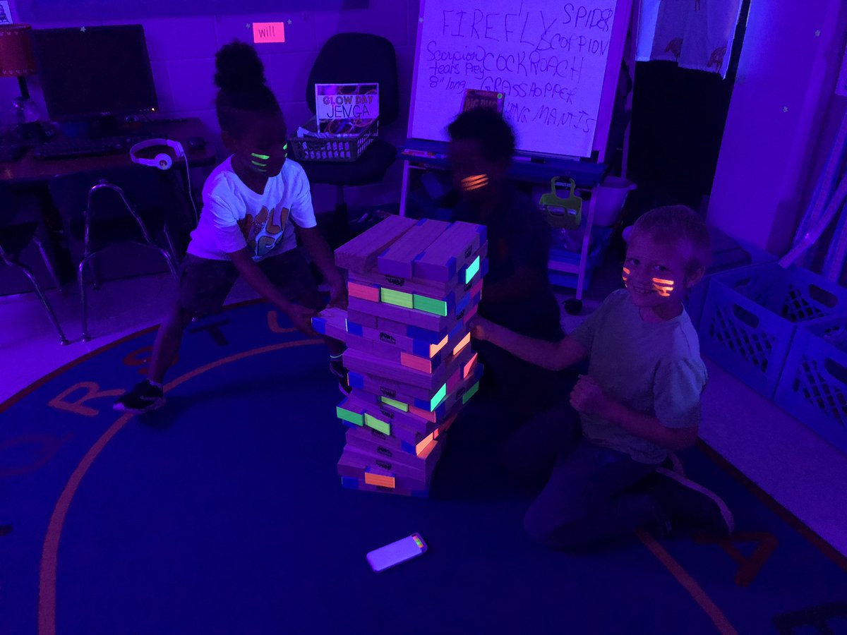 jhernandezbears's tweet photo. 1st Grade GLOW Day! #glowslime @SteveSpangler @APofJBES @Keipace @JBESPrincipal @JBESBears #BEARific #glowweek https://t.co/eb29xMs3MS