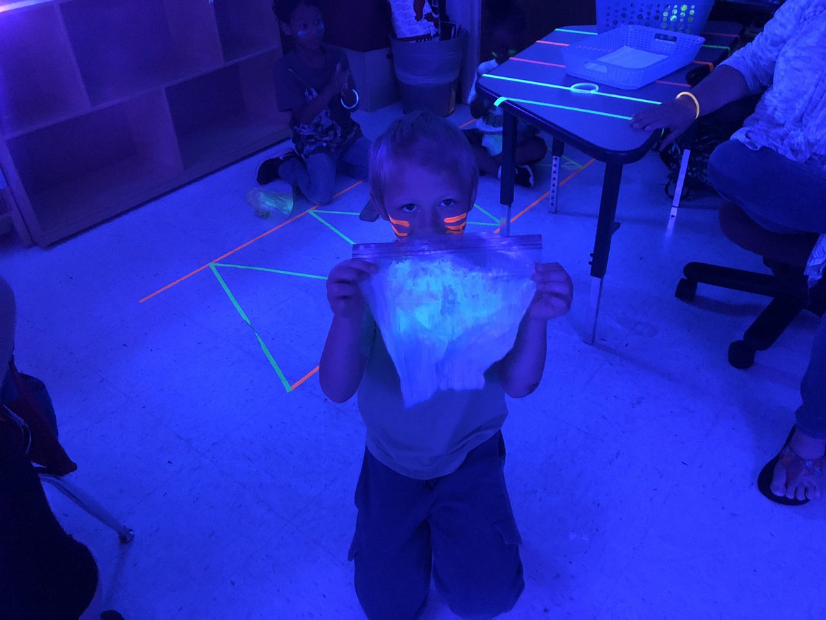 jhernandezbears's tweet photo. 1st Grade GLOW Day! #glowslime @SteveSpangler @APofJBES @Keipace @JBESPrincipal @JBESBears #BEARific #glowweek https://t.co/eb29xMs3MS