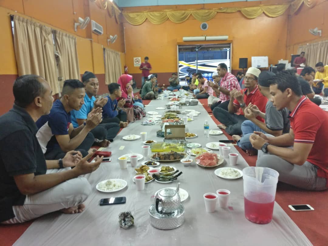 Majlis berbuka puasa anjuran Kelab Sukan &amp; Kebajikan CKMNT. Bersama-sama bergotong-royong memasak &amp; menyediakan juadah berbuka. Sangat bermakna &amp; dpt mengeratkan ukhuwah antara kakitangan CKMNT.Alhamdulillah😊

<a href="/adamsidekgmail1/">Adam Sidek</a> <a href="/irckb_chedin/">irckb</a> <a href="/razgrid1/">🇲🇾 Razdwan Kasim</a> <a href="/yusufghani200/">تذكرة</a>