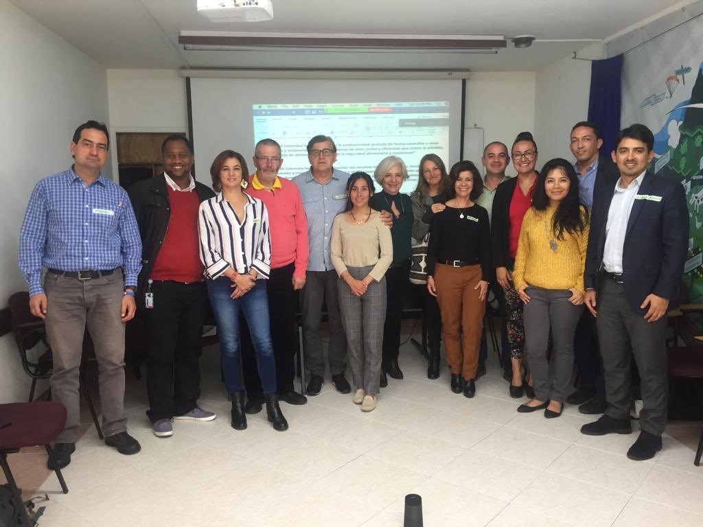 E3_grupo's tweet photo. Expertos en mares y océanos se reúnen a pensar la relevancia de incluir los sistemas acuáticos en la Hoja de Ruta FOLU Colombia https://t.co/gxRO6OgnUQ https://t.co/94dGs1JW0u