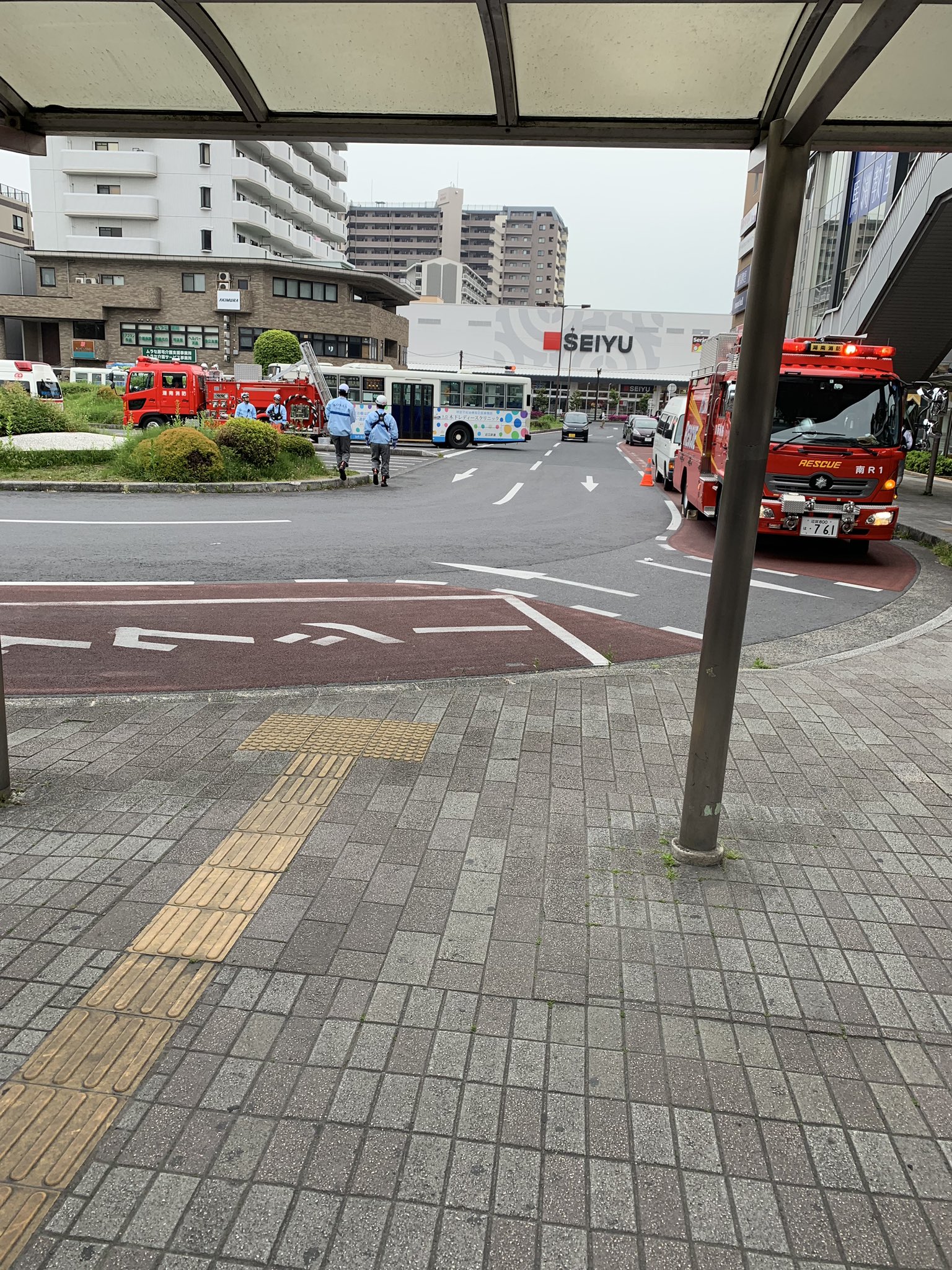 南草津駅の人身事故で緊急車両が集結している画像