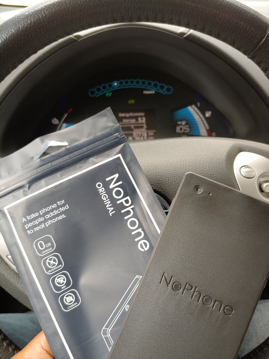 Esto es un NoPhone, no toma fotos ni tiene pantalla, es un NoPhone para personas adictas a tener un móvil en las manos. Puede ser un bonito regalo. Lo encuentras en Amazon :)