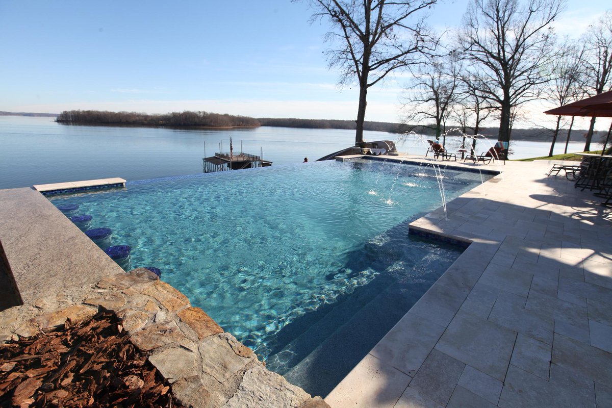 A pool with a view 😎. #PoolKings is all-new tonight at 9|8c!