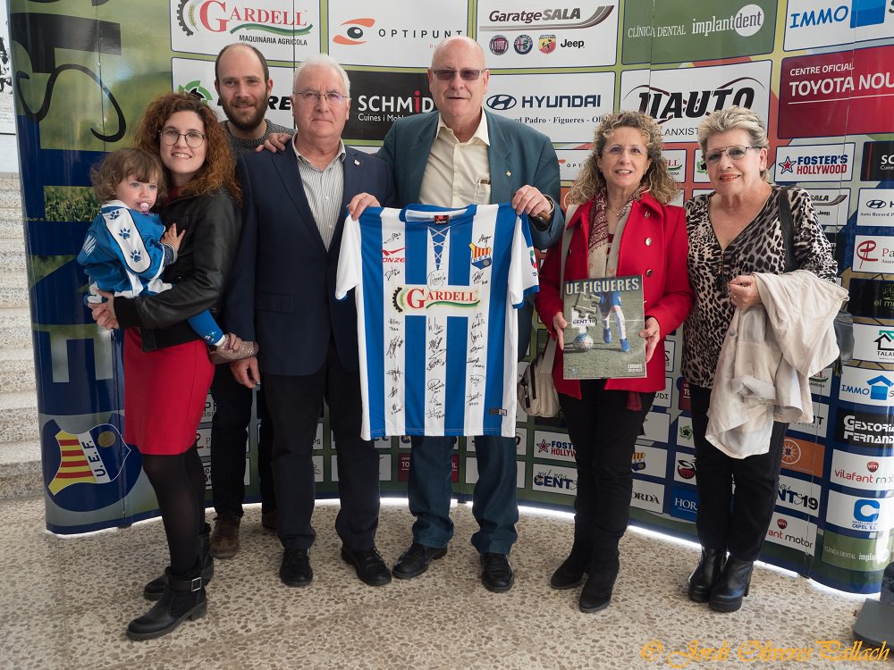 [CLUB 💙] Ahir va ser un dia molt especial per al principal patrocinador del 1r equip. <a href="/gardellmachines/">Gardell Maquinària Agrícola</a> celebrava el 40è aniversari i, per aquest motiu, el club va convidar Joan Gardell a fer el servei d'honor del partit contra el <a href="/CERDANYOLAFC/">CERDANYOLA VALLÈS FC 💚</a>. Felicitats! #juntsfemUEF 🔵⚪🔵