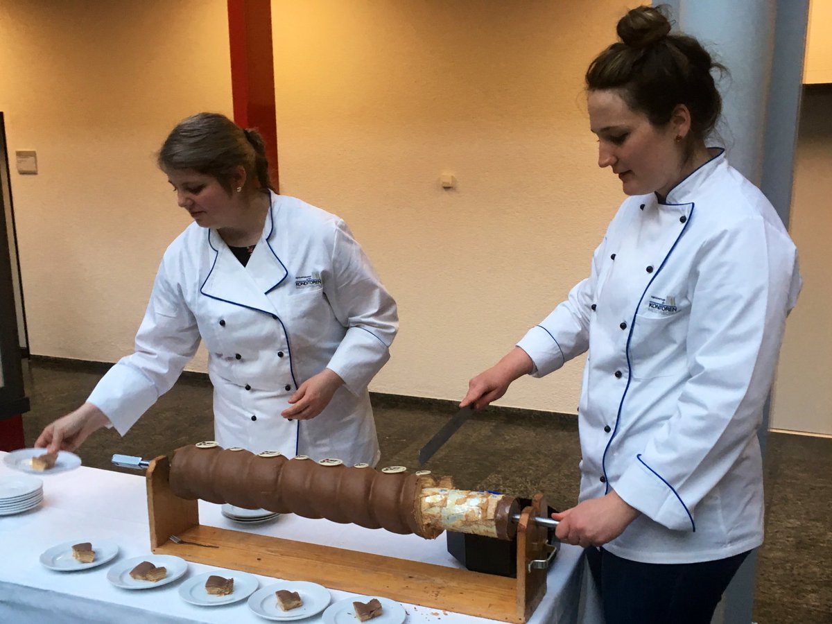 ZDH_news's tweet photo. Wochenlang haben 8 MeisterschülerInnen der #Konditoren Meisterschule der @hwk_koeln das köstliche, schöne #Dessert für das dtsch.-frz. Handwerkskammertreffen vorbereitet. #handwerk https://t.co/5RBbGe0Klw