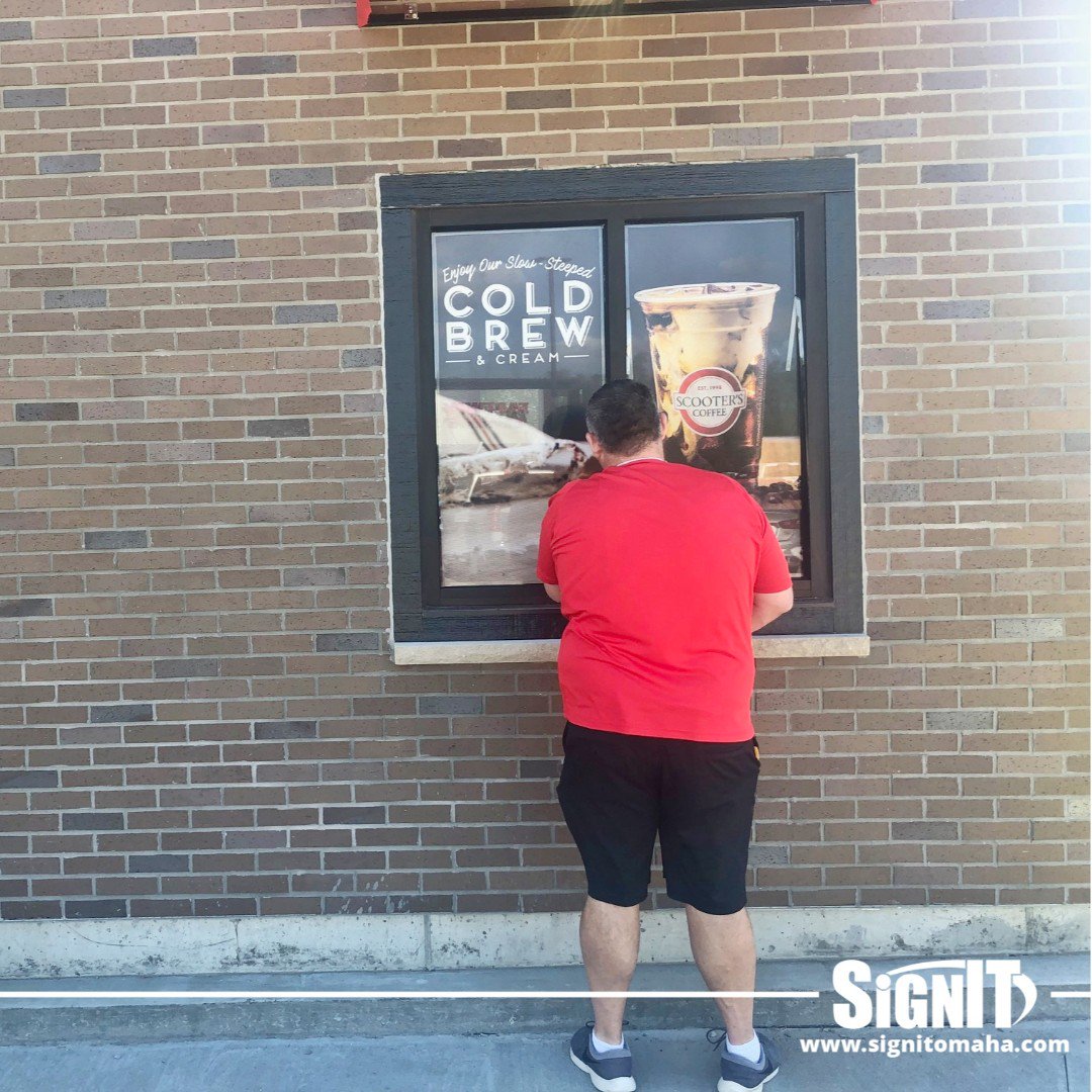 OmahaSignIT's tweet image. Look who we caught working! Matt is killin' another Scooters install! 😎😎#SignITDoesIT #WeAreSignIT  #windowlettering #perforatedwindowfilm