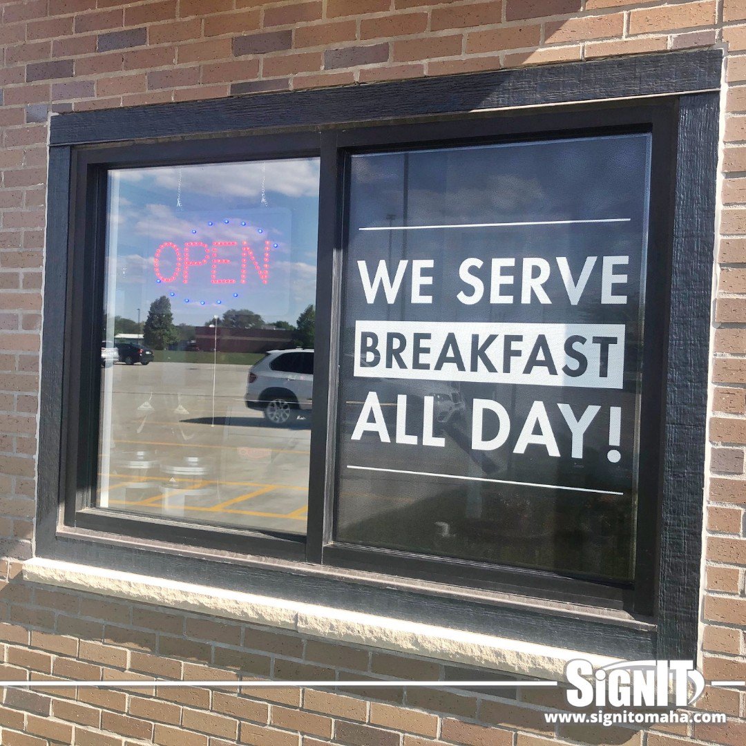 OmahaSignIT's tweet image. Look who we caught working! Matt is killin' another Scooters install! 😎😎#SignITDoesIT #WeAreSignIT  #windowlettering #perforatedwindowfilm