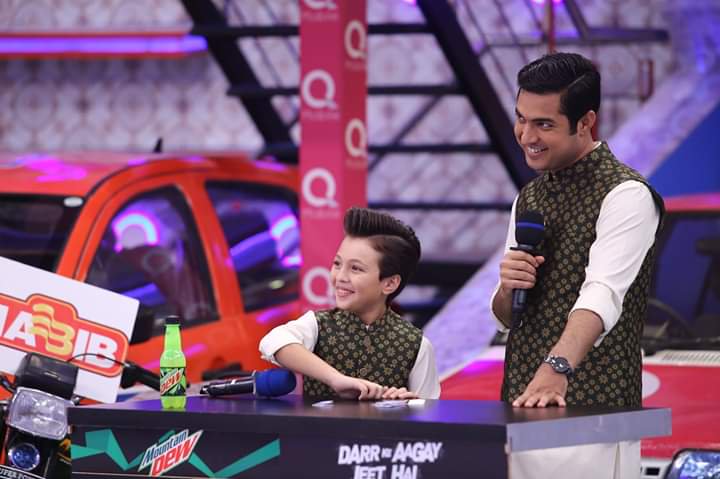 XwaqtkibatienX's tweet photo. I can Understand How Proud a Father @iqrarulhassan can feel when his Son #Pehlaaj is Honoured and Loved by everyone in a very little age❤
The smile and shine in the Eyes of #Pehlaaj is precious than Any other thing for his Father @iqrarulhassan 
Stay Blessed Pajuu 💋💋
#JeetoPak https://t.co/I4yGzFTlWD