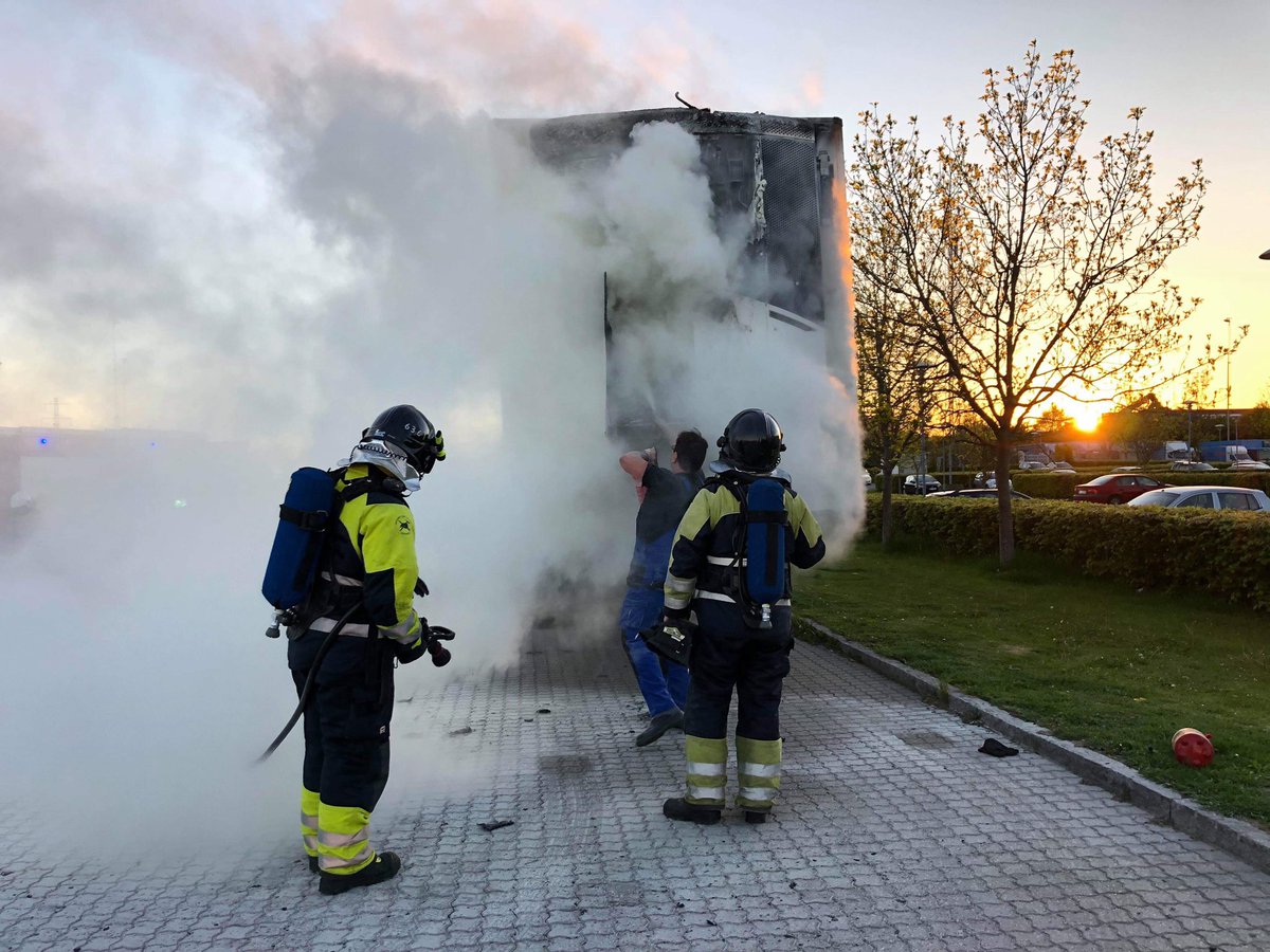 pressefotosdk's tweet photo. Ild i lastbiltrailer i Taastrup mandag aften. 
#ildilastbil #bramd #taastrup #nyheder https://t.co/vruhJNICnf