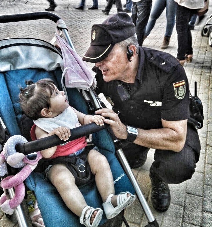 Si enseñas a tus hijos que somos el "coco" no se acercarán a nosotros si nos necesitan. Diles que estamos para ayudarles, que si se pierden o están en problemas, nos busquen. #SomosTuPolicía