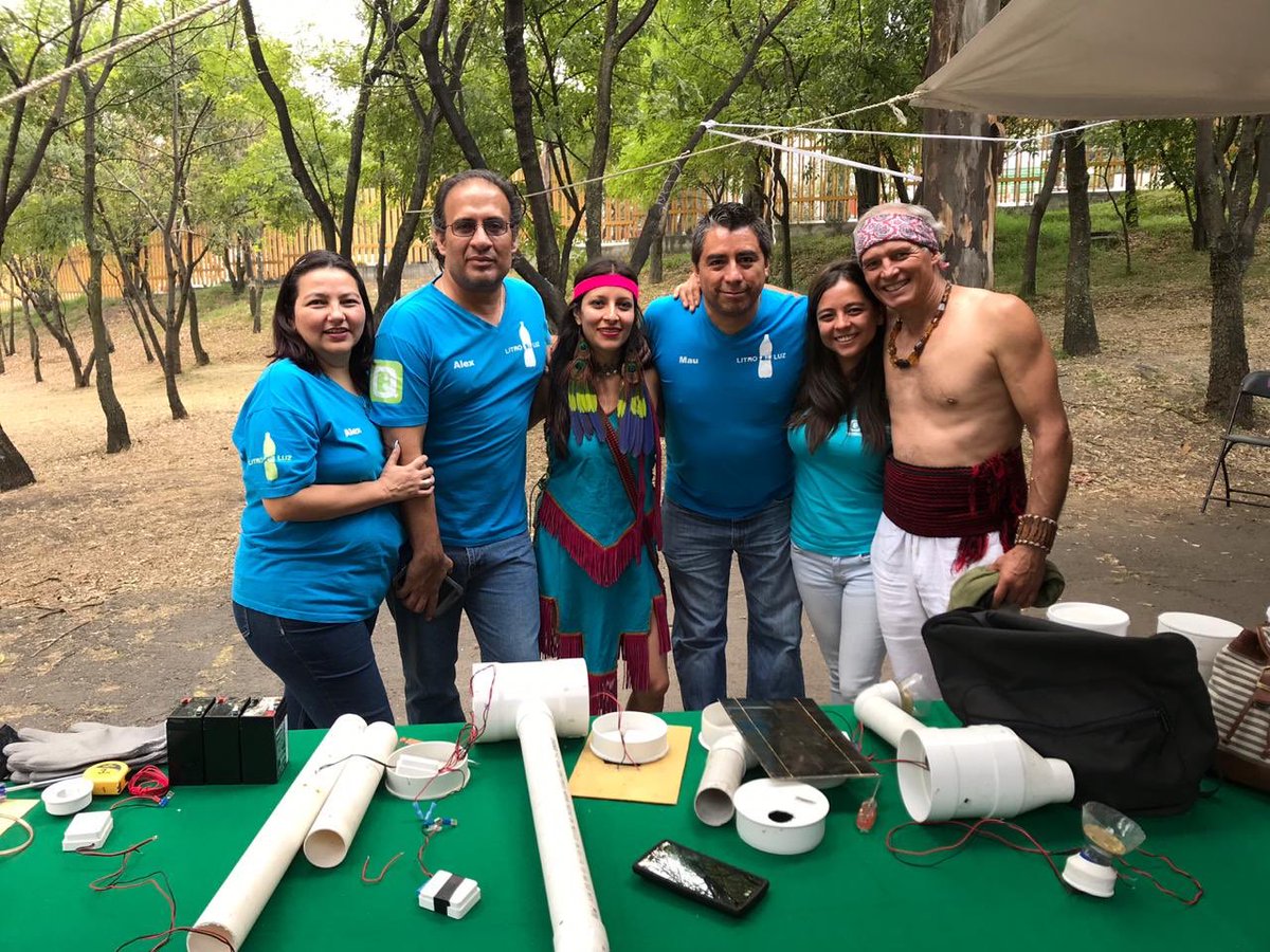 benjamias's tweet photo. Taller de @LiterMx y @QOHELET_AC para la Gobernatura Nacional Indígena. Gracias @PepsiMEX por sumarse al cuidado de nuestra casa común. #iluminacionSolarAsequible #TodosSomosMexico https://t.co/mJZUzKlK9u