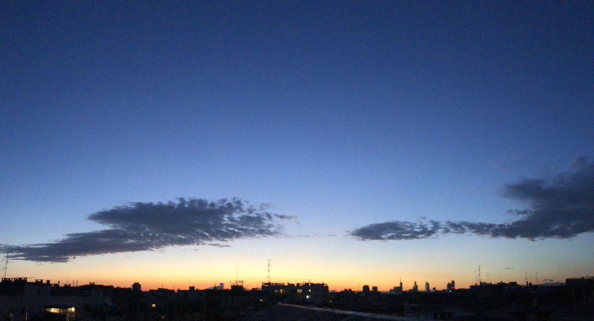 CielidiMilano's tweet photo. The sky of Milan city as you've never seen before. #CielidiMilano https://t.co/s4r8RCQhfQ