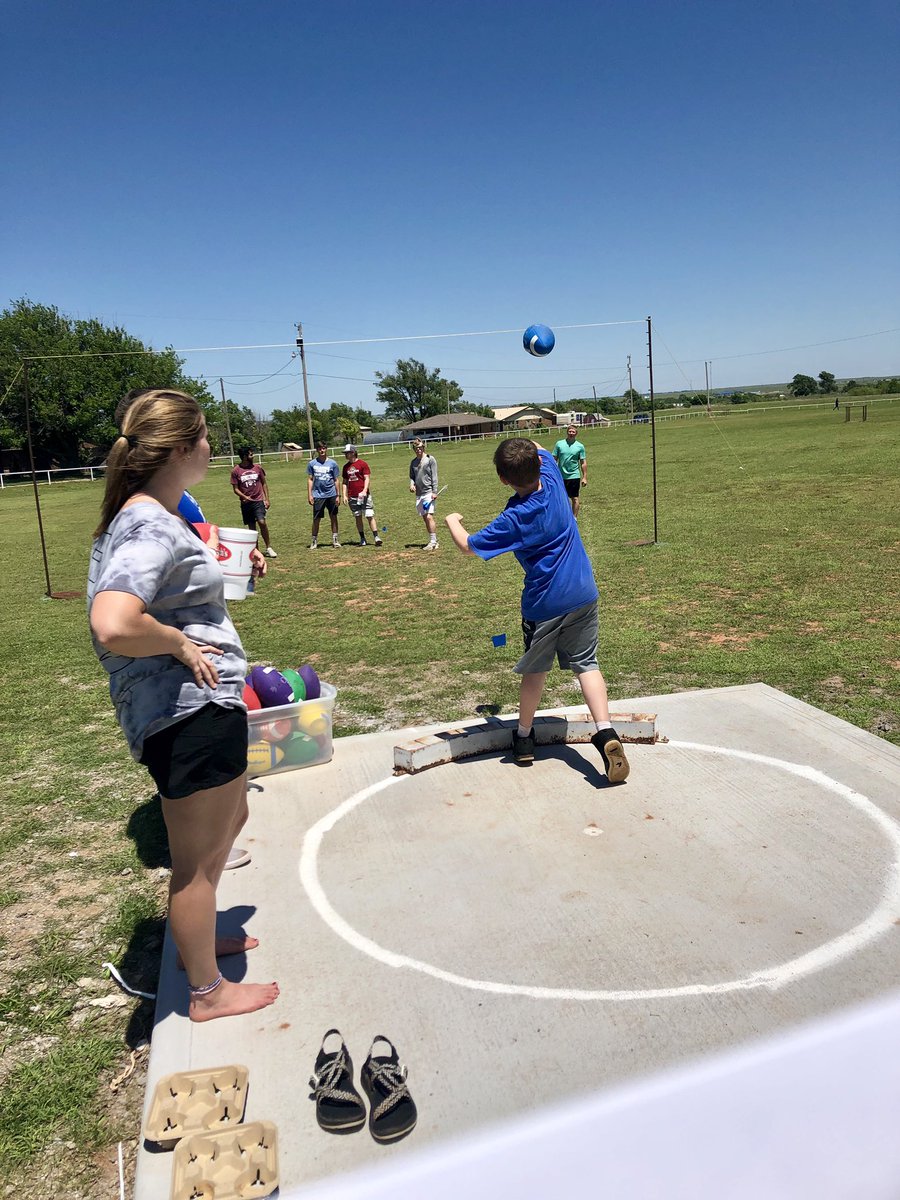 SayreUpperElem's tweet photo. Football toss! https://t.co/1WCm834upe