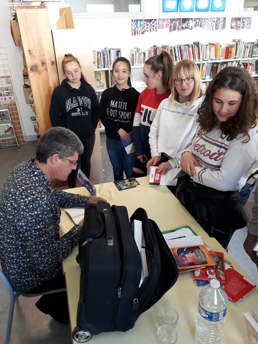 CollegeJValette's tweet photo. Élèves des collèges Jean Valette et Jean Moulin étaient réunis aujourd'hui pour rencontrer l'auteur Eric Sanvoisin, dans le cadre du Prix Marguerite Audoux des collèges. Une bien belle rencontre littéraire 📚📖📝 https://t.co/9X2pEcYiF0
