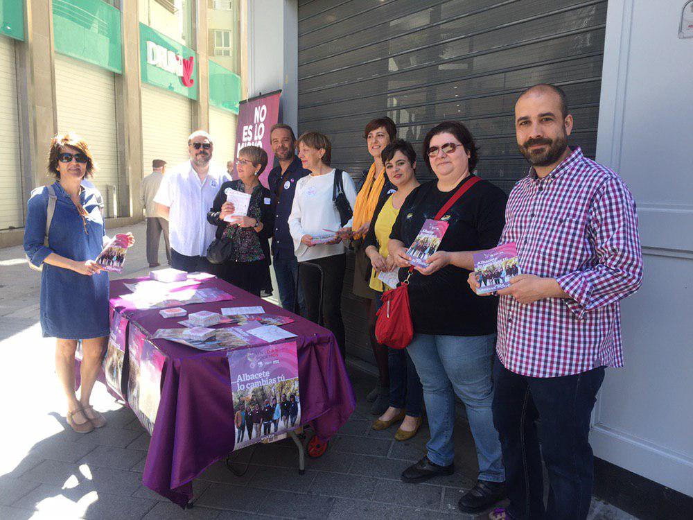 podemosalbacete's tweet photo. Estamos recorriendo los barrios de #Albacete, hablando sobre el proyecto que #UnidasPodemos26M tiene para nuestra ciudad.
Si nos ves y quieres conocernos, no dudes en acercarte 😊
#AlbaceteLoCambiasTú💜❤️💚 https://t.co/t1JoLJ5DhU