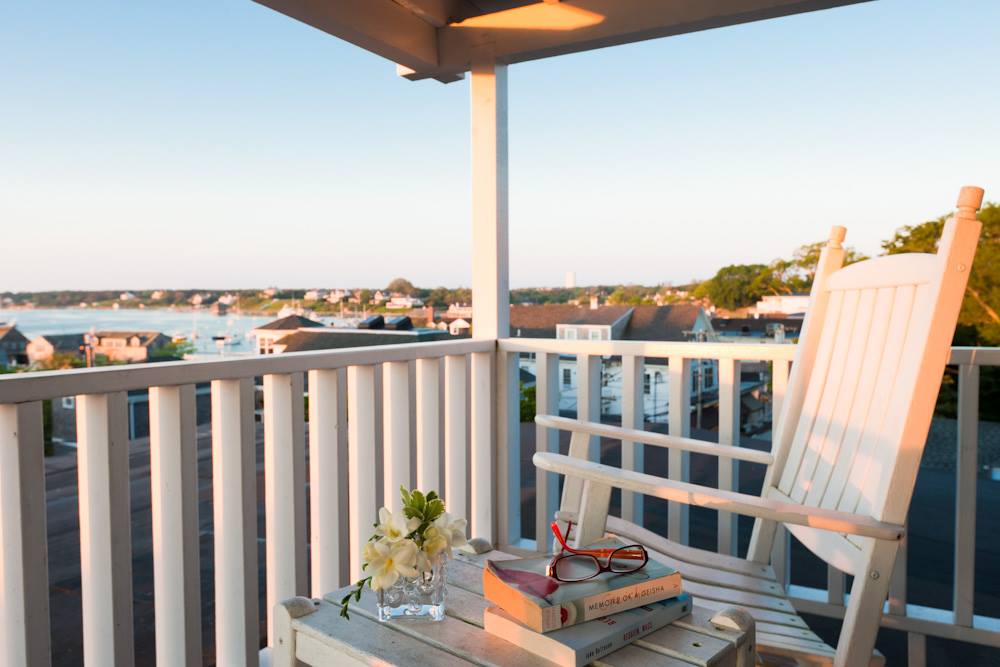 The list is out and Vineyard Square is on it! US News &amp; World Reports has named the top hotels on Martha's Vineyard and our team is proud to be a part of it.

Read about us here, then book a room to experience it for yourself!

travel.usnews.com/Hotels/Marthas…