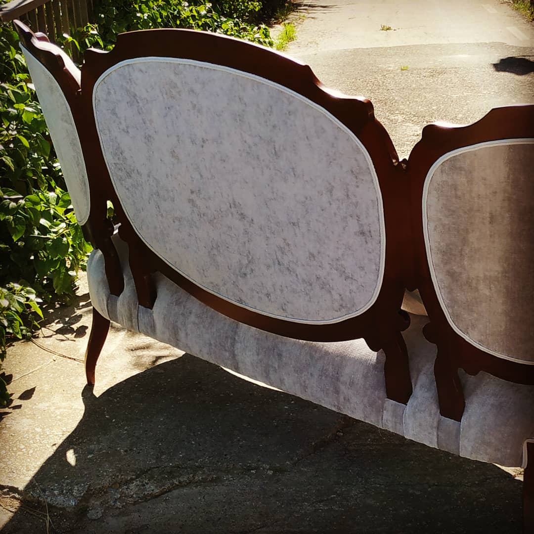 antic58BCN's tweet photo. Sofá isabelino acabado... Elegancia personificada... #restauracionmuebles
#sofaisabelino 
#furniturerestoration https://t.co/6BY8vWmRwK