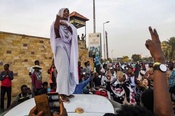 solo_ambuku's tweet photo. #Sudan's former President Omar al-#Bashir has been charged "with inciting and participating" in the killing of protesters during mass protests that lead to end of his decades-long rule. - @AJENews . #Sudan_UpRising #SudanRevolts . #RevolutionKE beckons, #RevolutionIsNotTreason π https://t.co/nf3n9e8Gqn
