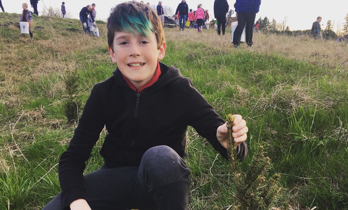 climatemomentum's tweet photo. Our new blog post features some energized young tree planters who were out in their rubber boots last week. Since 1972, George Finnigan and Beavers, Cubs, Scouts and Rovers have planted over 3,000 trees a year! >> https://t.co/XgedWYTMYN #PerthCountyON #StratfordON #scoutrees https://t.co/G16T531IDi