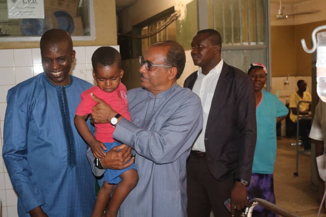 MichelSidibe's tweet photo. Au CHU Gabriel Touré, l'hôpital central de #Bamako, le plus sollicité du Mali, j'ai été marqué par la résilience du personnel face aux difficiles conditions de travail pour sauver des vies et offrir des soins à chacun.
#santepourtous https://t.co/XMTVKkSMnY