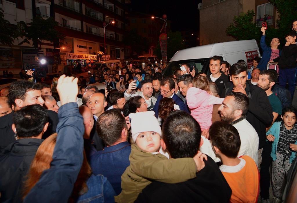 Namıdiğer Metrobüs Bahattin ile bu defa iftar sofrasında buluştuk. Bahattin kardeşimin sevgi dolu geniş bir ailesi var. İBB Meclisi’nde ilk faaliyetlerimize ulaşım indirimleri ile başladığımızı paylaştım, bir ulaşım mağduru olarak elbette mutlu oldu ama bizden beklentisi büyük.